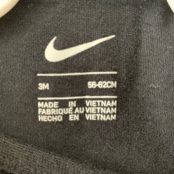 #6 Set of 3 Nike bodysuits. - Picture 5 of 7